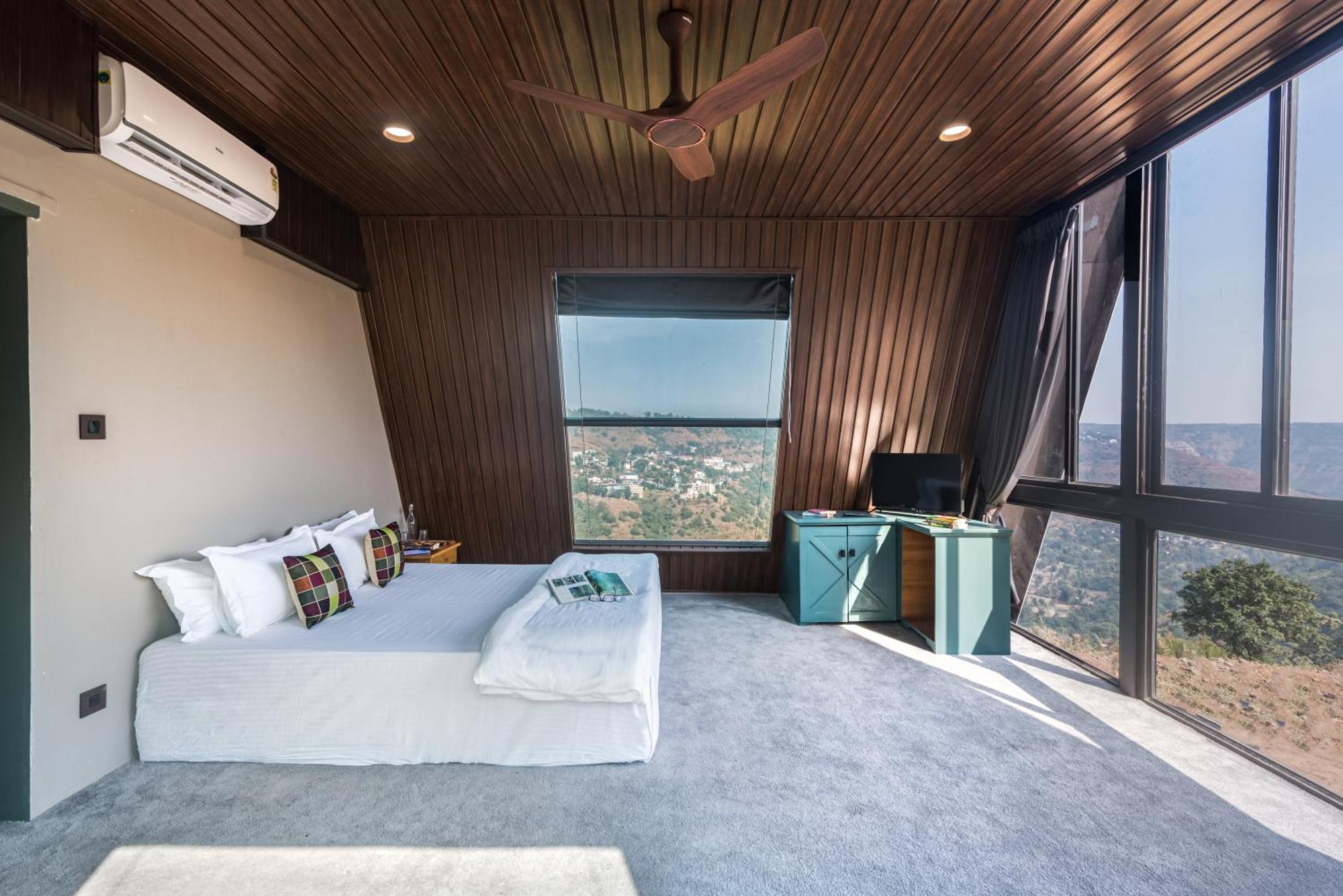 Saffronstays A Vantage, Panchgani - A Pyramid Shaped Unique Luxury Villa With Infinity Valley Views エクステリア 写真